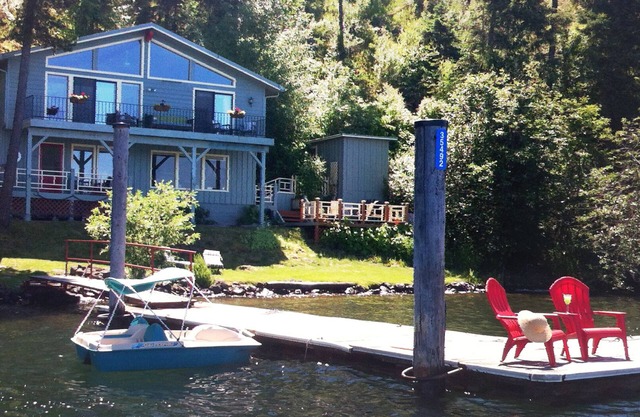 Cottage on the Shore: muelle privado, vistas relajantes, césped
