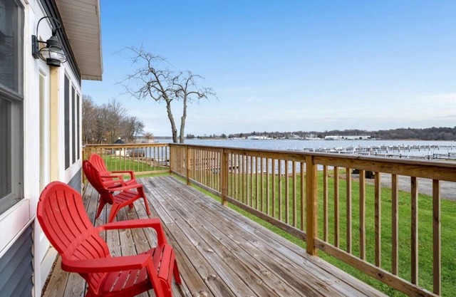 Cottage on White Lake with private dock