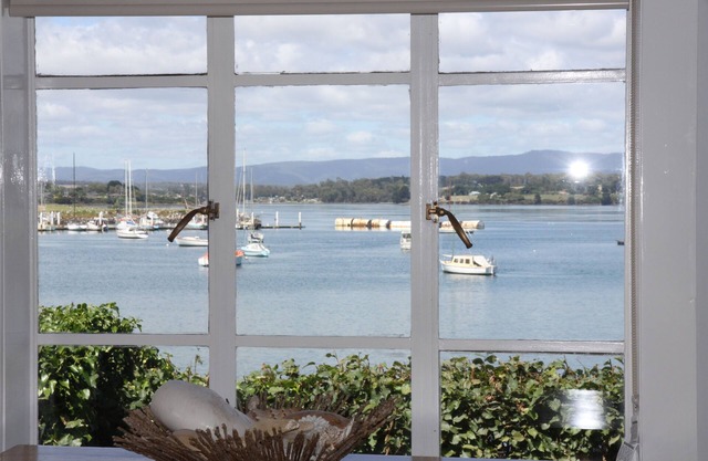 Cottage on York Cove. Every living area with water views. Cosy. Walk to shops.