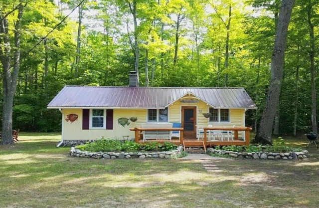 Cottage Overlooking Paradise Lake