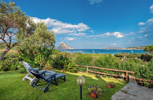 Casita de campo Porto Taverna, a 80 m de la playa con terraza privada y jardín