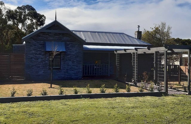 Cottage - renovated with lounge, bedroom, bathroom and kitchenette