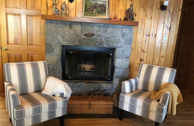 Cottage retreat on Lewis Lake with hot tub