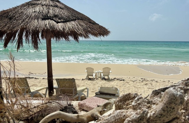 Cottage sleeps 2-3 WiFi, Pool, Kayaks Chef, staff on site