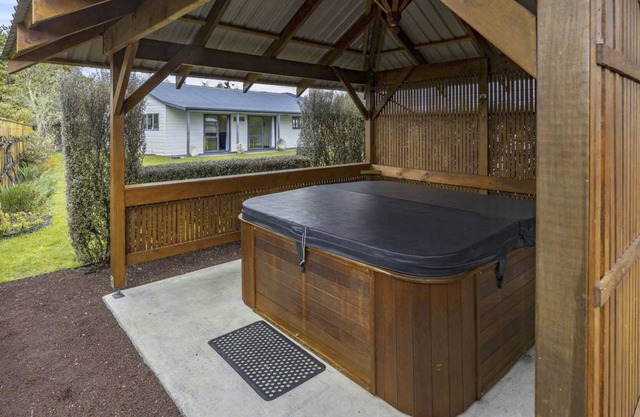 Cottage & Spa Pool