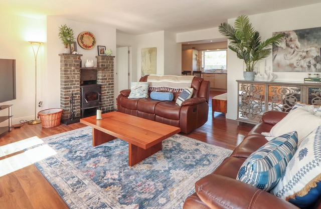 COTTAGE VIEW, family friendly, with open fire in Kilkee, County Clare
