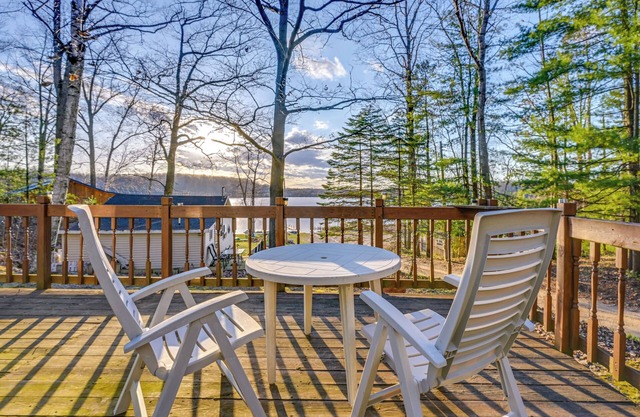 Cottage w/ Deck & Bluff Lake Views: Walk to Beach!
