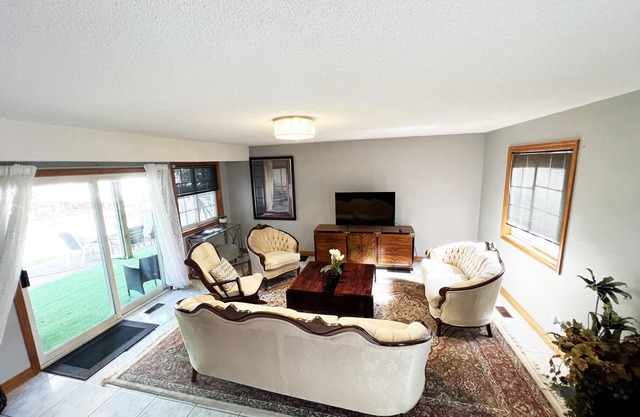 Cottage W LAKE VIEWS, beside waterfront trail and steps from beach