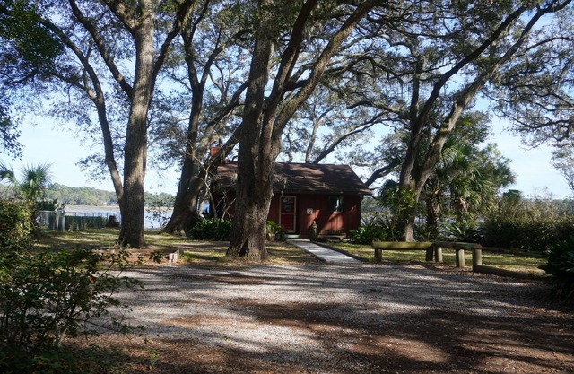 Cottage w/ marsh view and dock, 10-15 min to beach