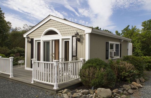 Cottage - Walk to the Mansions, Cliff Walk, Reject's Beach, Tesla charger
