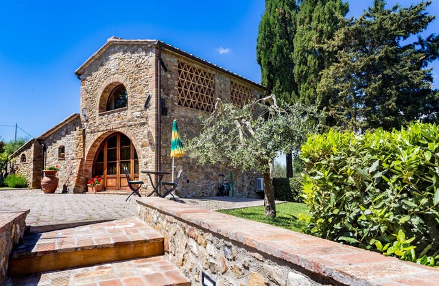 COTTAGE WITH 2 BEDROOMS AND 2 ENSUITE BATHROOMS.PANORAMIC POOL.1 KM TO THE TOWN