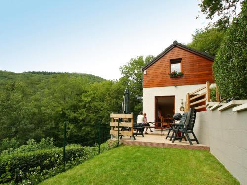 Cottage with a terrace and a view of the valley