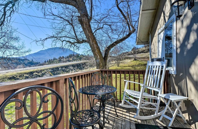 ¡NUEVO! Cottage w / Fire Pit + cubierta cerca del río Klamath!