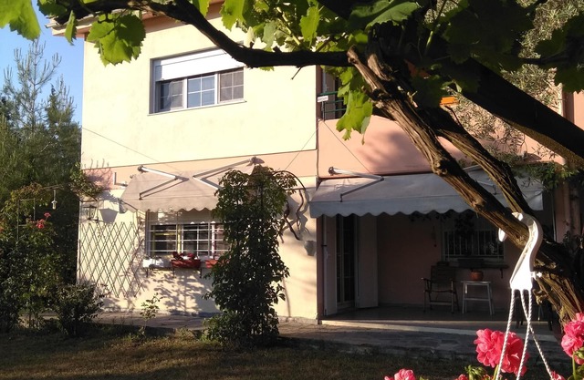 Casa rural con jardín y parking.