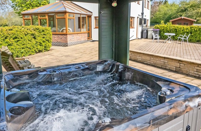 2 bedroom accommodation in Woodthorpe