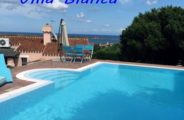 VILLA CON PISCINA 2 DORMITORIOS DOBLES Y SERVICIOS DOBLES PARA 4 PERSONAS