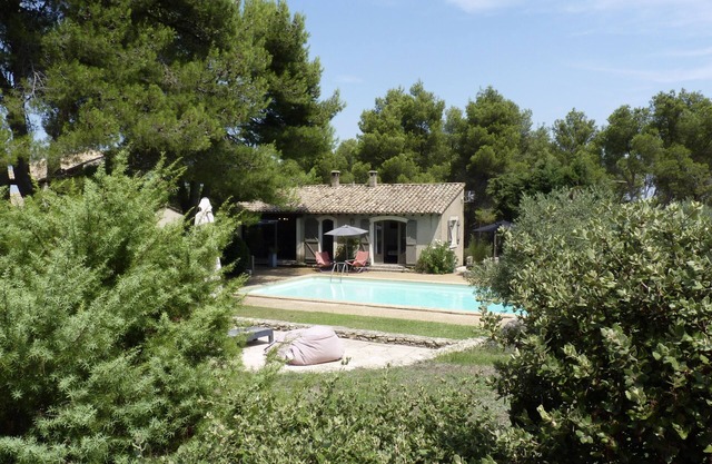 Casa de campo con piscina privada, jacuzzi y jardín tranquilo