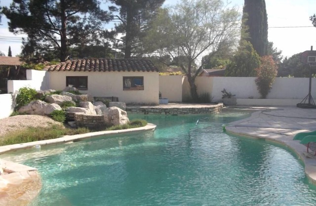 Casa de campo con jardín privado en la propiedad arbolada con piscina