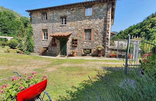 Country House / Farm House en Pescaglia con 3 habitaciones, capacidad 6