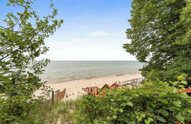 Cottage with Private Lake Access! Short distance to town