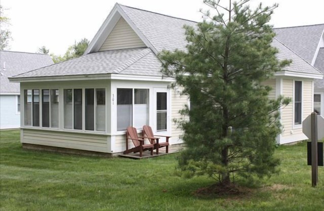 Cottages at Summer Village, fully furnished cottage, Wi-fi, heated pools, hot tub