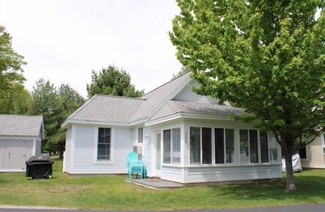 Cottages at Summer Village, fully furnished cottage, Wi-fi, heated pools, hot tub