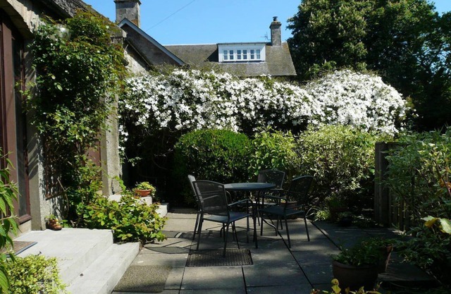 Cotton Cottage - a cottage that sleeps 4 guests in 2 bedrooms
