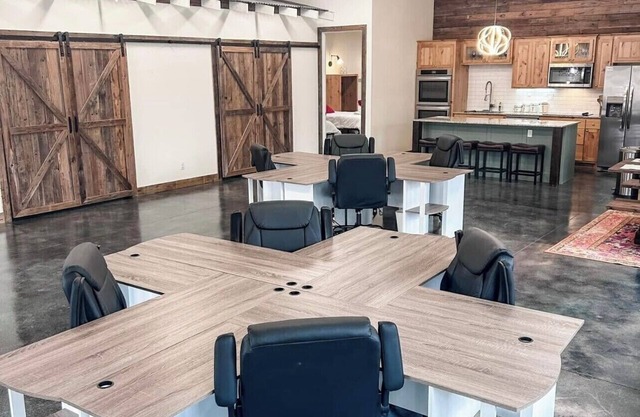 Cottonlove Crafthouse Sewing/Craft Retreat: Sand Springs Weekend escape, 8 beds.