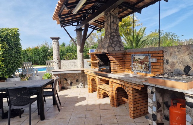 Country House "Villa Monte Branco" with Mountain View, Private Pool & Wi-Fi