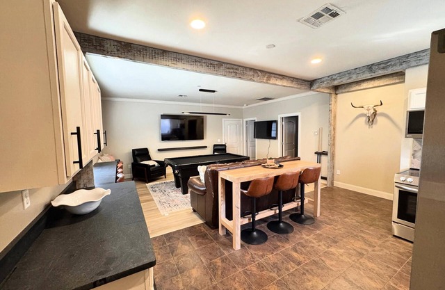 "Country Charm & Game Room Fun, Pool Table, Screens, & Xbox, Close to Stilly!"
