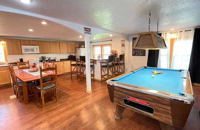 Country Charmer on the Farm! Pool Table, BIG flat screens