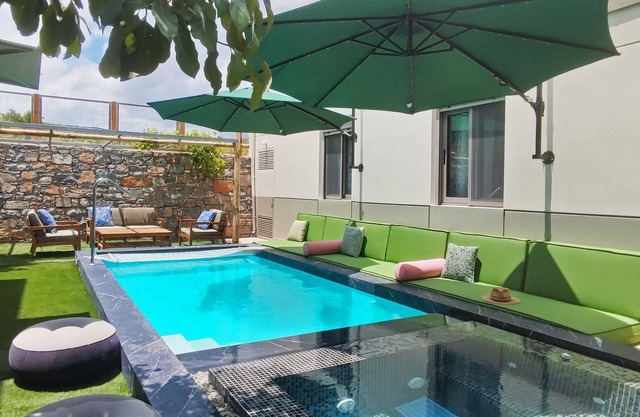 Country-chic delux villa with poolyard for all-day fun & 5 star amenities