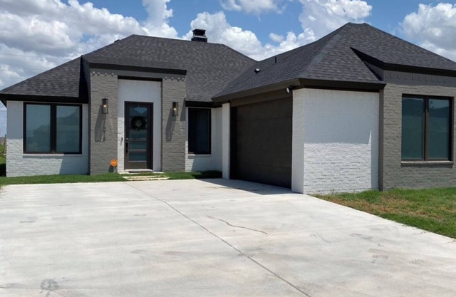 Country Chic only 10 minutes away from TTU. Pet friendly!