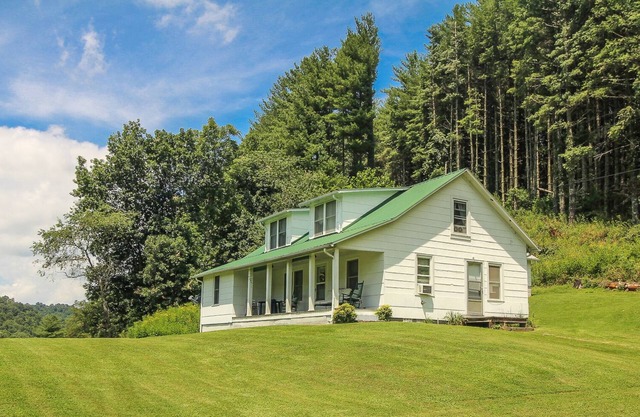 COUNTRY CLASSIC-Farmhouse & 180 Acres On River - ¡Reserve hoy unas vacaciones de otoño!