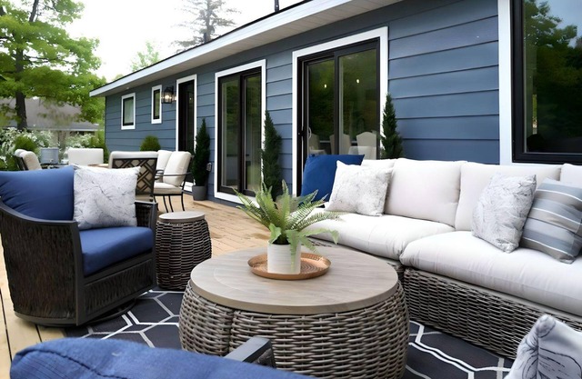 Country Club Cottage in Tiny - Moments From Beach!