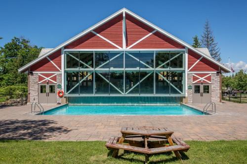 Country Club Charm - 4-Bed Radiant Resort Condo
