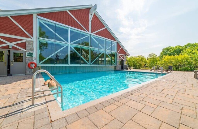 Country Club Suite: King Bed, Jet-Tub, Pool, Gym