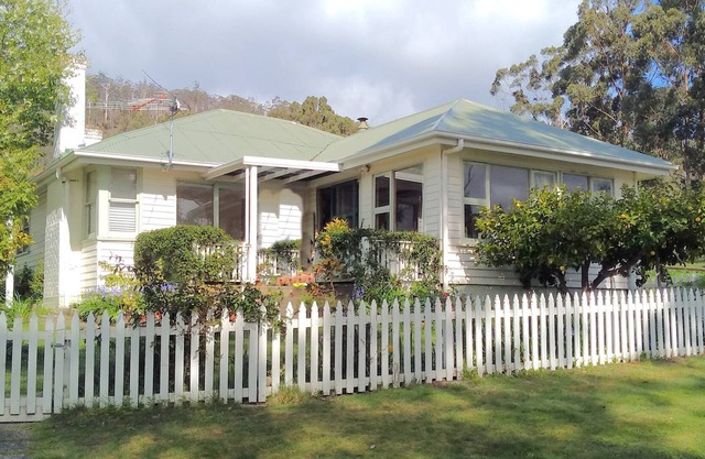 Country Cottage Accommodation overlooking Huon River