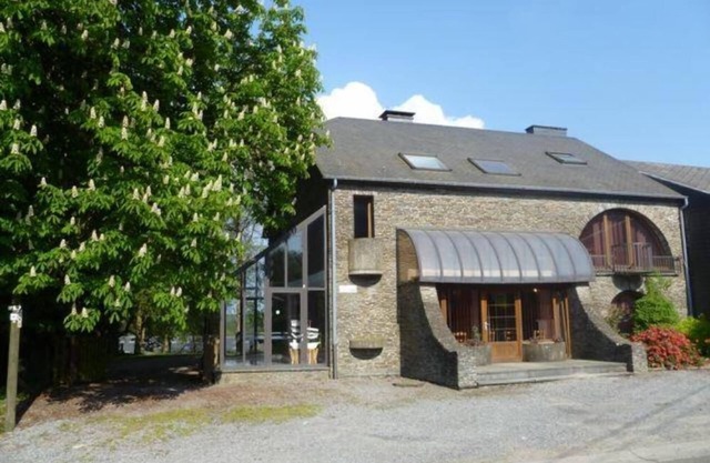 Vresse-sur-Semois: casa de campo de alta capacidad (24p) en el corazón de las Ardenas