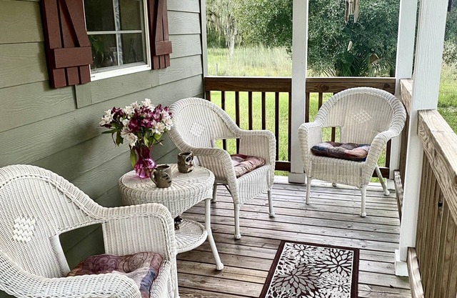Country Cottage, 40 Acres, Outdoor Kitchen w/ B-que, Campfire, & Horse Stables.