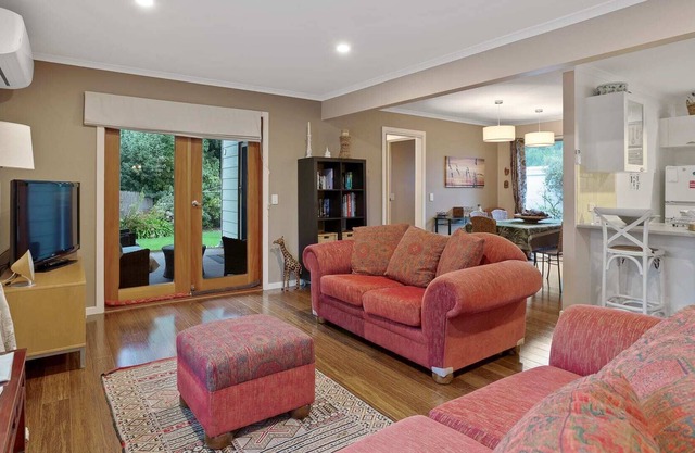 Country Cottage by The Bay