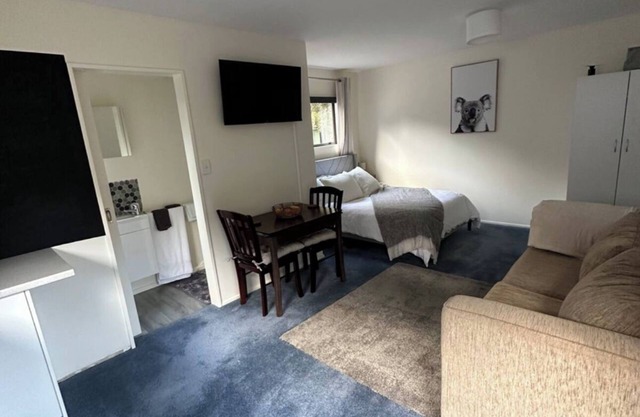 Country cottage close to airport (pet friendly)