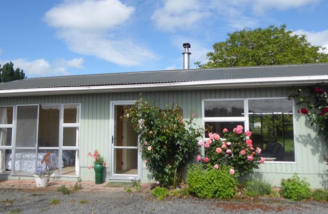 Country cottage on edge of Greytown