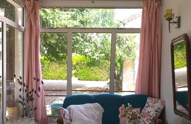 Country cottage on the banks of the LOT