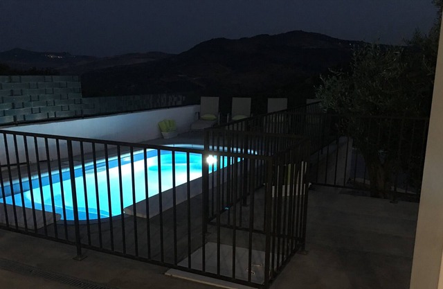 Country Designer Cottage con piscina y vista al paraíso! Danza La Luna!
