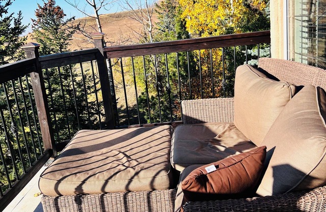 COUNTRY ESCAPE - 3 BD plus loft and 3 bath on 10 Acres. Sleeps 8 (Pet Friendly)
