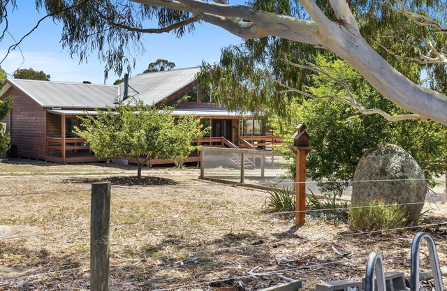 Country Escape - House & 5 Acres