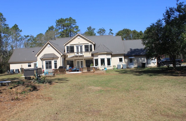 Country Estate home away from home. Quiet and quaint yet close to everything.