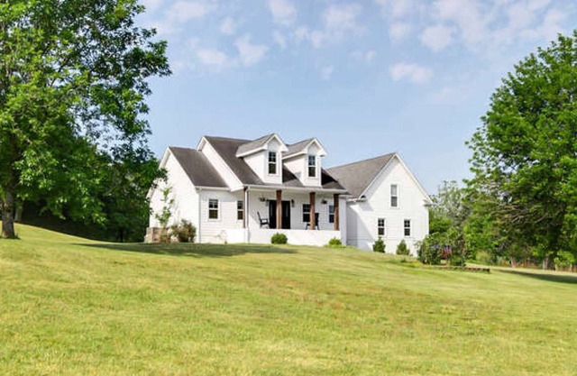Country Farmhouse and Loft - Friendly Goats!