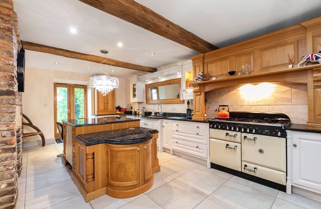 Country Farmhouse - Swim spa hot Tub- bbq hut